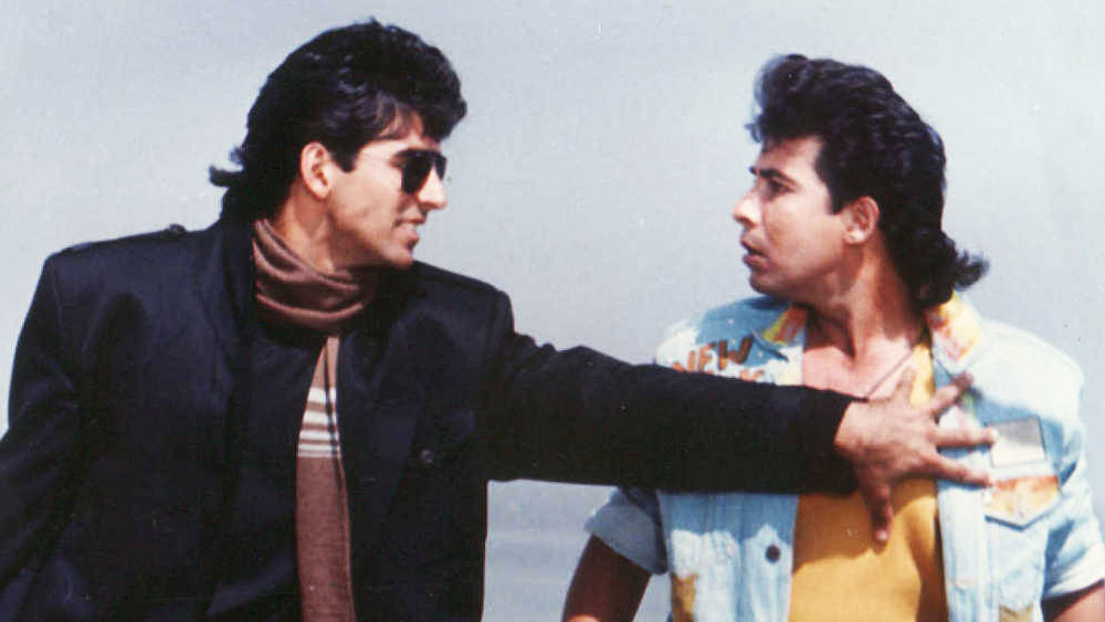 তিনি বারংবার পরিচালকদের অনুরোধ করে গিয়েছেন, দীপক তিজোরীকে অন্য একটি মুখ্য চরিত্রে নেওয়া হোক।