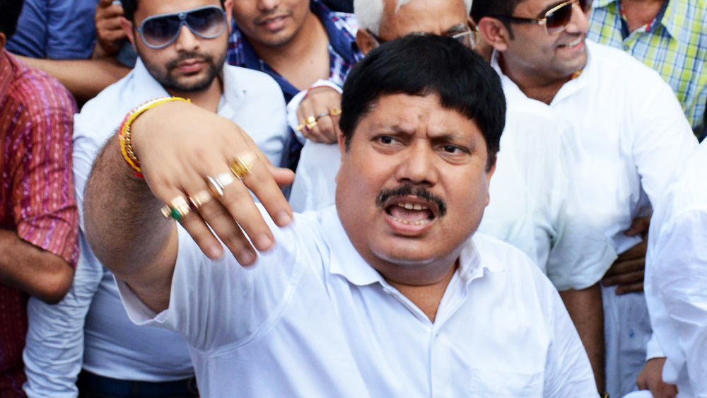 সরাসরি: আলিপুরের হোটেলে অর্জুন, চত্বরে রয়েছে তৃণমূলের পতাকা লাগানো গাড়িও