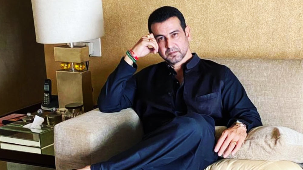 জানা যায়, রণিত রায়কেও এই ছবিতে অভিনয় করার জন্য প্রস্তাব দেওয়া হয়েছিল।