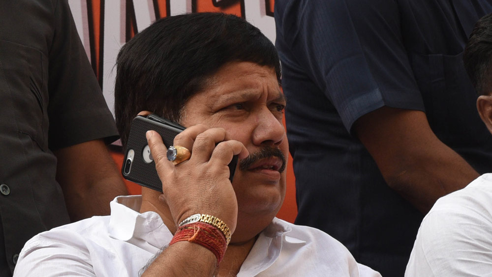 প্রায় ২৭ বছরের রাজনৈতিক জীবনে বার বার রং বদল করতে দেখা গিয়েছে অর্জুনকে। প্রথমে কংগ্রেস সেখান থেকে তৃণমূলে আসেন তিনি। যদিও অর্জুনের দাবি, তৃণমূল গঠনের আগে থেকেই মমতা বন্দ্যোপাধ্যায়ের সঙ্গে তাঁর সম্পর্ক ভাল ছিল। 