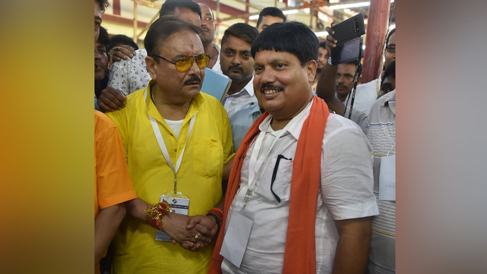 অর্জুনের রাজনীতি শুরু ভাটপাড়া থেকেই। পরে ব্যারাকপুর শিল্পাঞ্চলের একচ্ছত্র অধিকারী হয়ে ওঠেন তিনি। আত্মীয়-স্বজন থেকে পরিবারের অনেক সদস্যকেই রাজনীতিতে নিয়ে আসেন অর্জুন। 