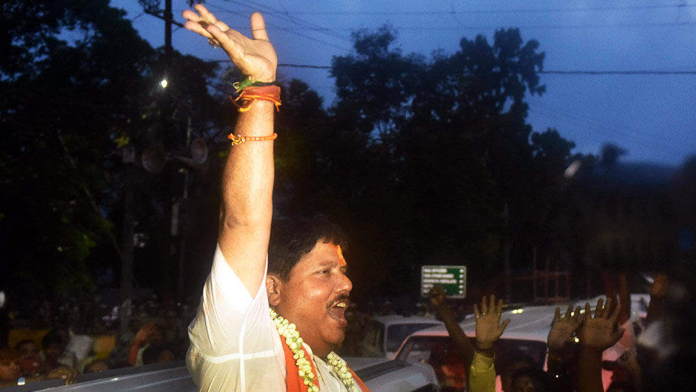 জগদ্দলের বাসিন্দা অর্জুন তৃণমূল স্তর থেকে রাজনীতি শুরু করেন। ১৯৯৫ সালে প্রথম বার ভাটপাড়া পুরসভার কাউন্সিলর হন তিনি। তখন তিনি কংগ্রেসে। 