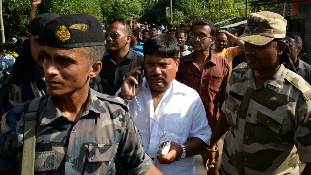 বিজেপির সাংসদ হওয়ার পর তৃণমূলের বিরুদ্ধে একাধিক অভিযোগ তোলেন অর্জুন। তাঁকে হত্যা করার ছক করা হচ্ছে এমন অভিযোগও করেন তিনি। 