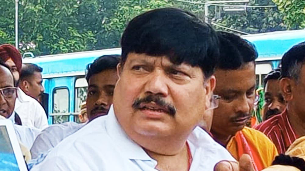 গত পুরসভা ভোটে কয়েকটি জায়গায় দায়িত্ব দেওয়া হলেও, অর্জুনকে খুব বেশি সক্রিয় হতে দেখা যায়নি। বিজেপির সঙ্গে তাঁর দূরত্ব আরও বাড়ে। 