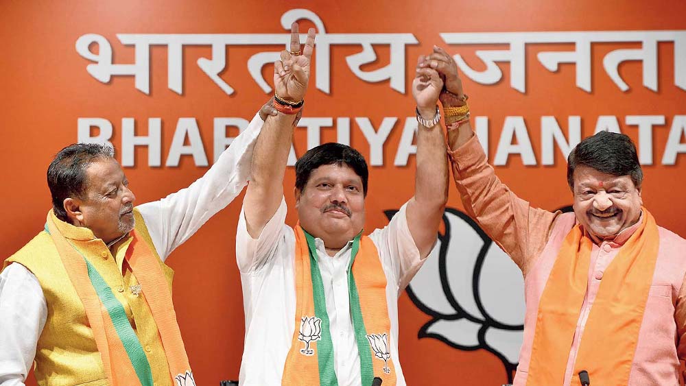 ওই বছর লোকসভা নির্বাচনের আগে সদলবলে তৃণমূল ছাড়েন তিনি। দিল্লিতে বিধায়ক-পুত্র পবন সিংহকে সঙ্গে নিয়ে বিজেপিতে যোগ দেন অর্জুন। 