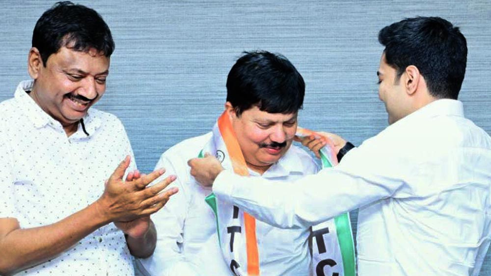 দিন কয়েক ধরে জল্পনা চলছিল। অবশেষে তা সত্যি করে রবিবার তৃণমূলে ফিরে গেলেন ব্যারাকপুরের বিজেপি সাংসদ অর্জুন সিংহ। 