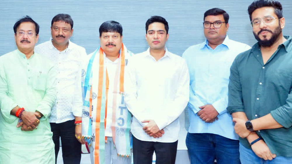 রাজ্য বিজেপির দলীয় পদ এবং সাংসদ পদ থেকে ইস্তফা না দিয়েই ‘ফুল বদল’ করলেন অর্জুন।