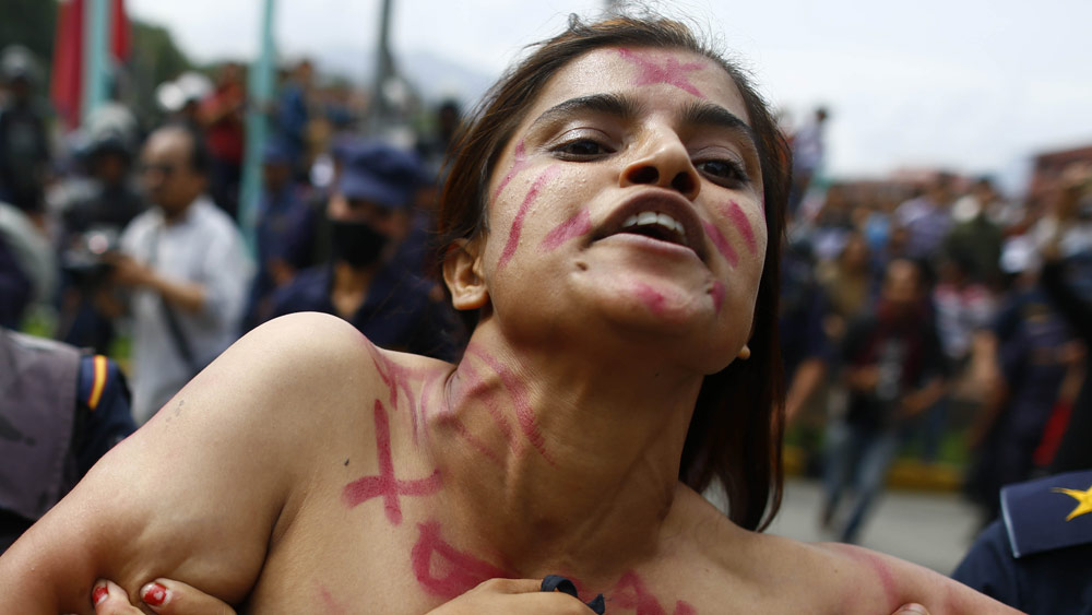 নগ্নতা। প্রতিবাদের অন্য এক ভাষা। তথাকথিত সভ্য সমাজ আদিকাল থেকে যা ঢাকতে শিখিয়েছে তাকেই বুক চিতিয়ে প্রকাশ্যে মেলে ধরা। বেপরোয়াগিরির শেষ কথা।