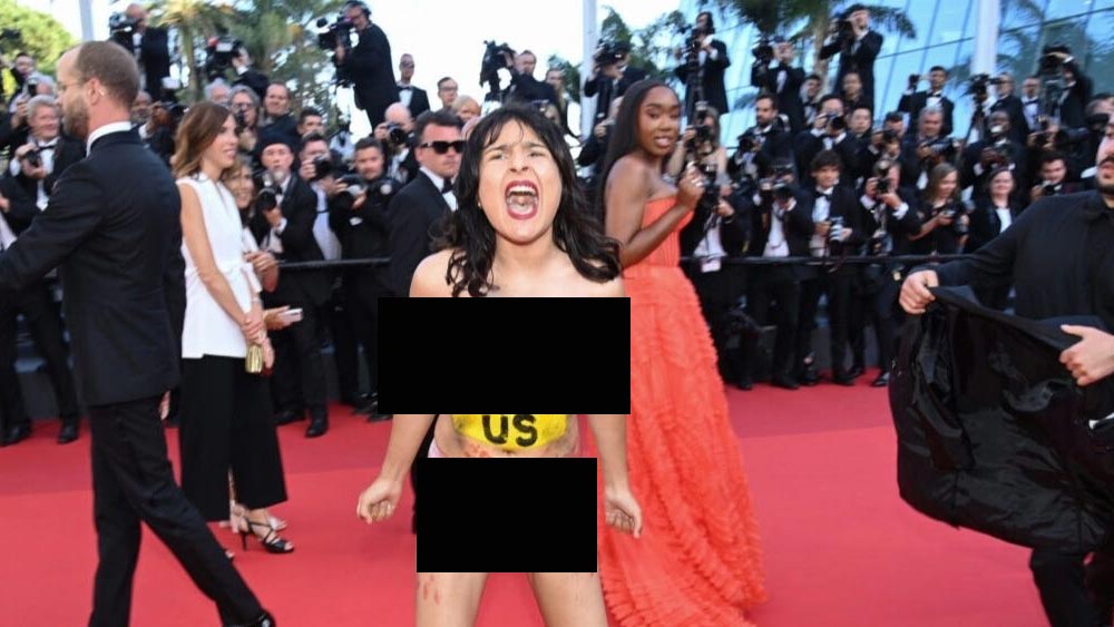 নগ্ন হয়ে প্রতিবাদ নতুন করে খবরে এসেছে কান চলচ্চিত্রোৎসবের সৌজন্যে। ফ্রান্সের দক্ষিণের এই শহরে ৭৫তম আন্তর্জাতিক ছবি প্রদর্শনের আসর বসেছিল। ছবির কুশীলবদের স্বাগত জানাতে পাতা হয়েছিল লাল গালচে। কানের সেই চোখ ধাঁধানো লাল গালচেতেই আচমকা পোশাক খুলে ফেললেন এক অতিথি।