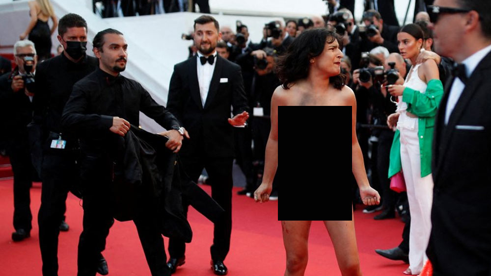 ইউক্রেনের নীল হলুদ পতাকার রঙে শরীর রাঙিয়েছিলেন তরুণী। যুদ্ধবিধ্বস্ত দেশটির মহিলাদের উপর রুশ সেনার যৌন অত্যাচারের বিরুদ্ধে প্রতিবাদ জানাতেই কানের মতো আন্তর্জাতিক মঞ্চকে ব্যবহার করেন তিনি। গোটা দুনিয়ার সামনে আবরণ মুক্ত করেন নিজেকে।