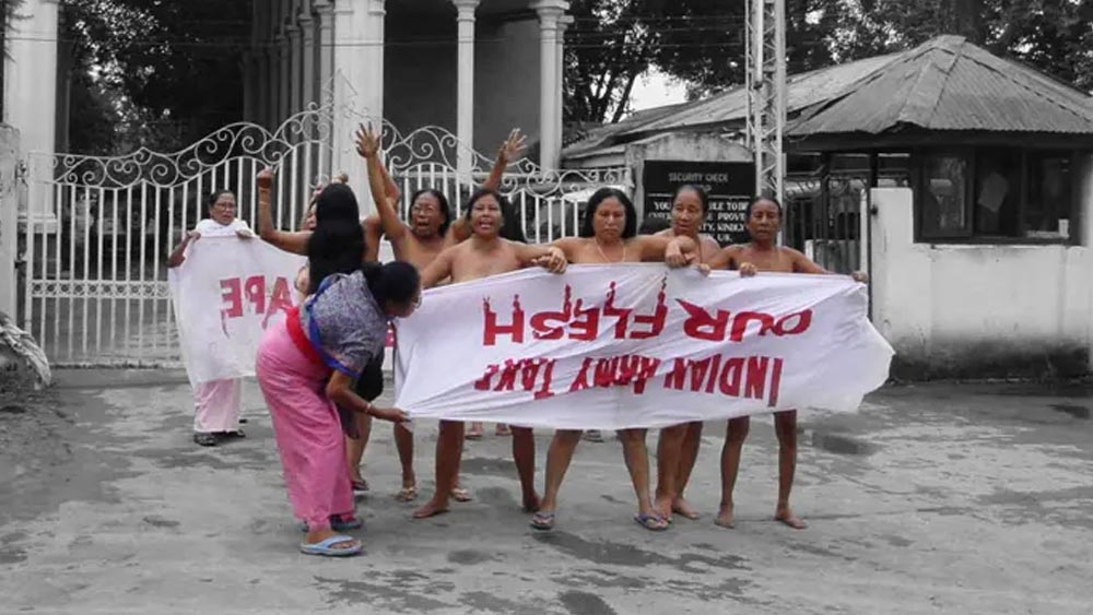 মণিপুরের ওই নগ্ন প্রতিবাদ ছিল অসম রাইফেলসের বিরুদ্ধে। মনোরমা নামে এক যুবতীকে জেরা করার নামে বাড়ি থেকে তুলে ধর্ষণ করে খুন করার অভিযোগ উঠেছিল অসম রাইফেলসের কয়েক জন জওয়ানের বিরুদ্ধে।