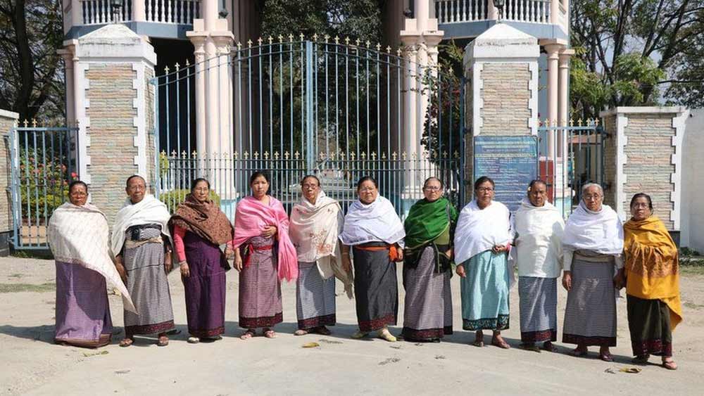 নগ্ন হয়ে প্রতিবাদকারী মণিপুরের ওই ১২ জন মহিলাকে ‘মণিপুরের মা’ বলা হয়েছিল সেই সময়ে। প্রতিবাদের সময় তাঁরা বলেছিলেন, ‘‘আমরা সবাই মনোরমার মা। আমাদেরও নিয়ে যাও, ধর্ষণ করো, মেরে ফেলো।’’
