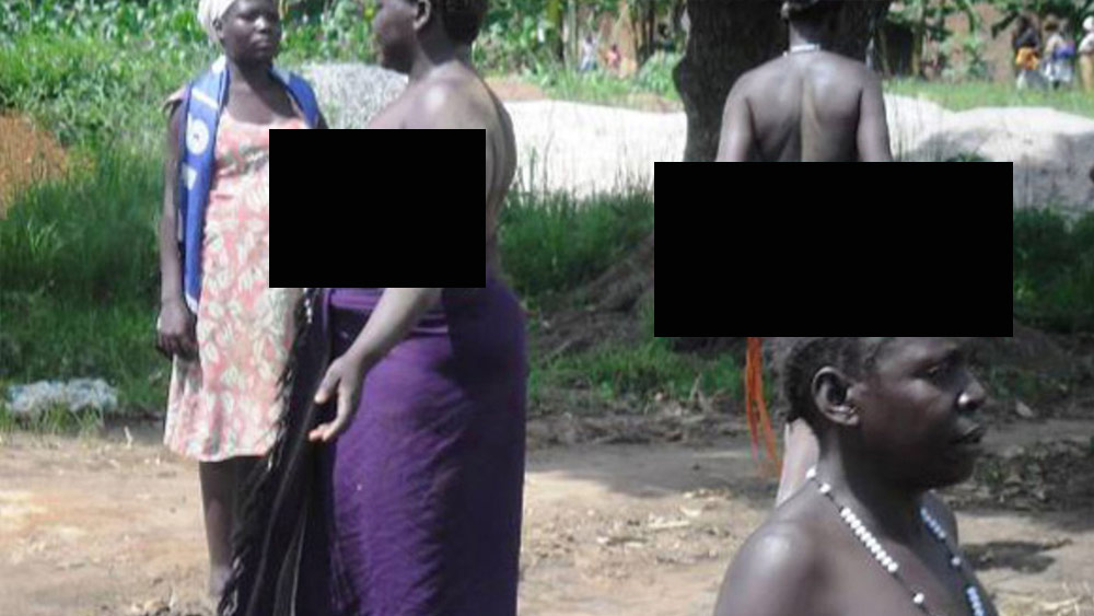 জমির অধিকার চেয়ে নগ্ন হয়ে প্রতিবাদ আন্দোলনে নেমেছিলেন উগান্ডার মেয়েরা। কৃষিজমি হাতছাড়া হওয়ার প্রতিবাদে উগান্ডার আমুরু জেলার মেয়েরা পোশাক খুলে পথে নামেন।