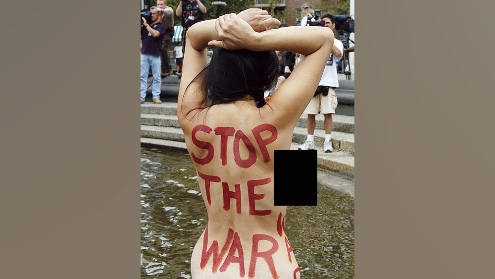 ইরাকের যুদ্ধ থামাতে চেয়ে নগ্ন হয়েছেন মানুষ। ফ্লোরিডার পাম সৈকতে নগ্ন হয়ে শান্তির প্রতীক তৈরি করেছিলেন তাঁরা। পোশাক খুলে প্রতিবাদ সামিল হয়েছিলেন হাজার খানেক মানুষ। 