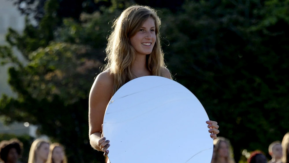 আবার নেহাত ঊর্ধ্বাঙ্গের আবরণ থেকে মুক্ত হত চেয়েও পোশাক খুলেছেন আন্দোলনকারীরা। তাঁদের দাবি ছিল, পুরুষদের মতো  তাঁরাও বিনা বাধায় ঊর্ধ্বাঙ্গ উন্মুক্ত করতে চান। সমাজে পুরুষ নারী দু’পক্ষেরই সমানাধিকার হওয়া উচিত। 