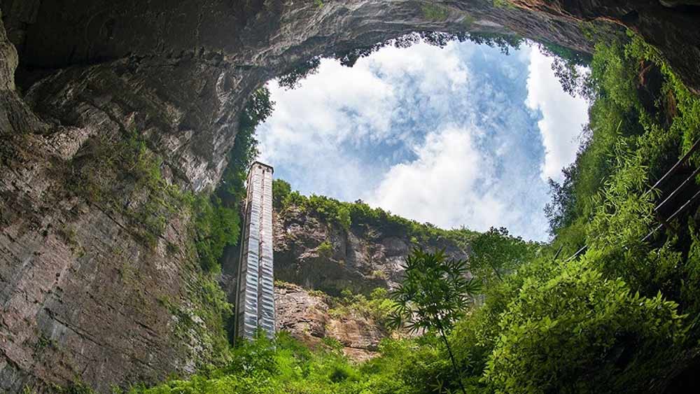 এর পরই, জঙ্গলটির বিষয়ে বিজ্ঞানীদের জানায় ওই দল। লেই কাউন্টির ৩০টি সিঙ্কহোলের মধ্যে এটিই সবচেয়ে বড়। এই গহ্বরটি লম্বায় ৩০৬ মিটার এবং ১৫০ মিটার চওড়া। গভীরতা ১৯২ মিটার।