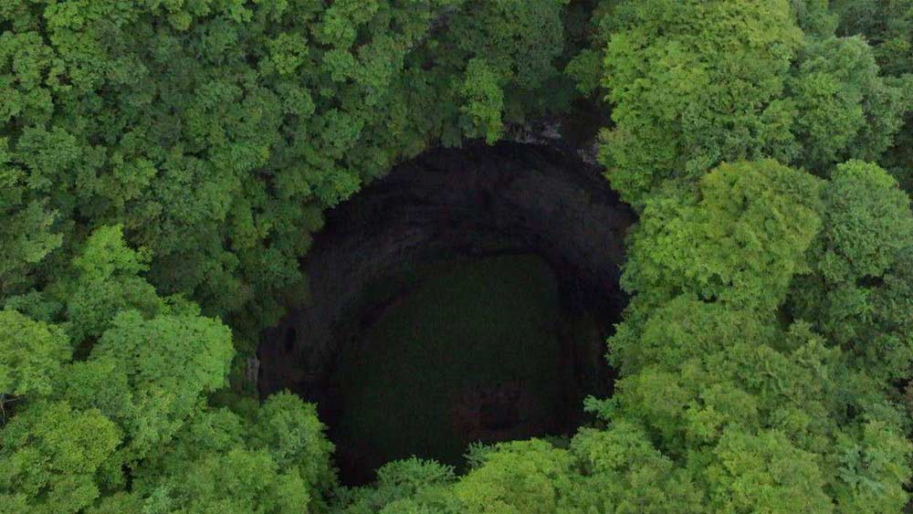 চিনের ‘ইন্সটিটিউট অব কার্স্ট জিওলজি’র ইঞ্জিনিয়ার ঝাং ইউয়ানহাই স্থানীয় সংবাদ সংস্থাকে জানিয়েছেন, এই গহ্বরের দেওয়ালে তিনটি গুহার খোঁজও মিলেছে। এক দম নীচে রয়েছে জঙ্গল।