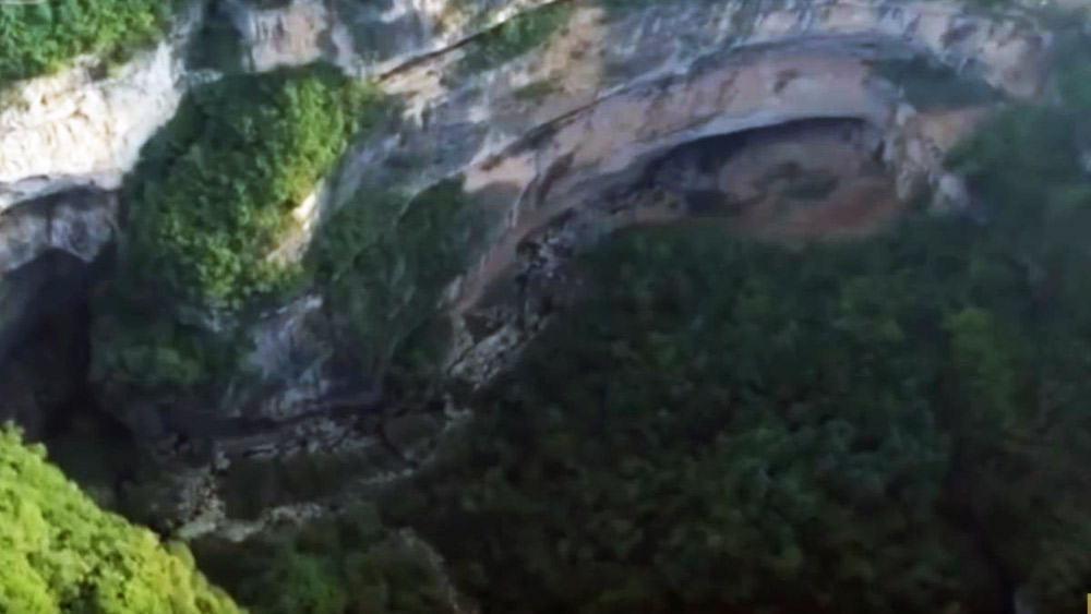 গহ্বরের ভিতরের দেওয়ালের পাথর, ভূগর্ভস্থ জলে ক্ষয়ে এক অদ্ভুত নকশার সৃষ্টি করেছে বলেও লিক্সিন জানিয়েছেন।