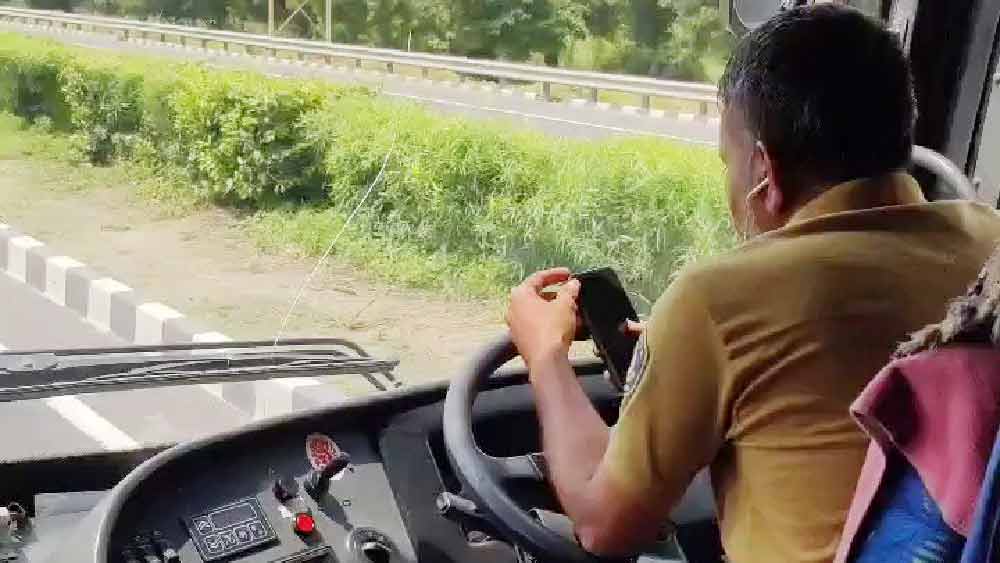 অভাব নিত্যদিনের সঙ্গী। টানাটানির সংসারে বাসচালক বাবা ভাবতেন, কী ভাবে সারা মাসের সংসারের খরচ জোগাবেন। মেয়েকে পড়ানোর ইচ্ছে ছিল। কিন্তু সঙ্গতি যে সঙ্গ দেয় না।