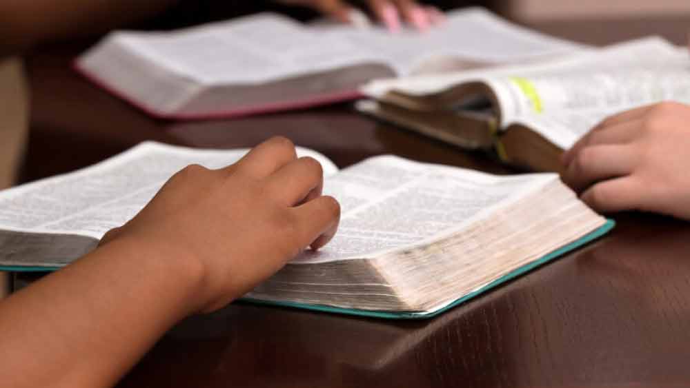 দ্বাদশের ফল ভাল হলে বাবা নিশ্চয়ই খুশি হবেন। এই তাগিদ থেকে পড়াশোনার সময় বাড়ালেন প্রীতি। পরীক্ষার ফল বেরোল। দুরুদুরু বুকে রেজাল্ট দেখতে গেলেন স্কুলে। সব মিলিয়ে ৮৭ শতাংশ নম্বর। যাক, এ বার বাড়িতে বলা যাবে। এই ভেবে স্কুল থেকে বাড়ির দিকে পা বাড়ালেন।