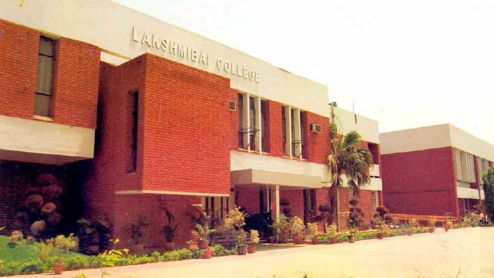 দিল্লির লক্ষ্মীবাঈ কলেজে ভর্তি হলেন প্রীতি। বিষয় হিন্দি। স্নাতক পরীক্ষার ফল হল দ্বাদশের চেয়েও ভাল। 