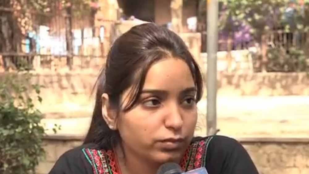 মেয়ের পড়া বন্ধ করে বিয়ে দিতে চেয়েছিলেন বাবা। প্রীতির কথায়, ‘‘ইউপিএসসি-র রেজাল্ট দেখে বাবাকে ফোন করেছিলাম। বাবা তখন বাস চালাচ্ছেন। ফোনে বললাম, ‘বাবা, আমি এখন আইএএস অফিসার’। কিছু ক্ষণ চুপ। তার পর ফোনের ওপার থেকে কেঁদে ফেলেলেন বাবা।’’