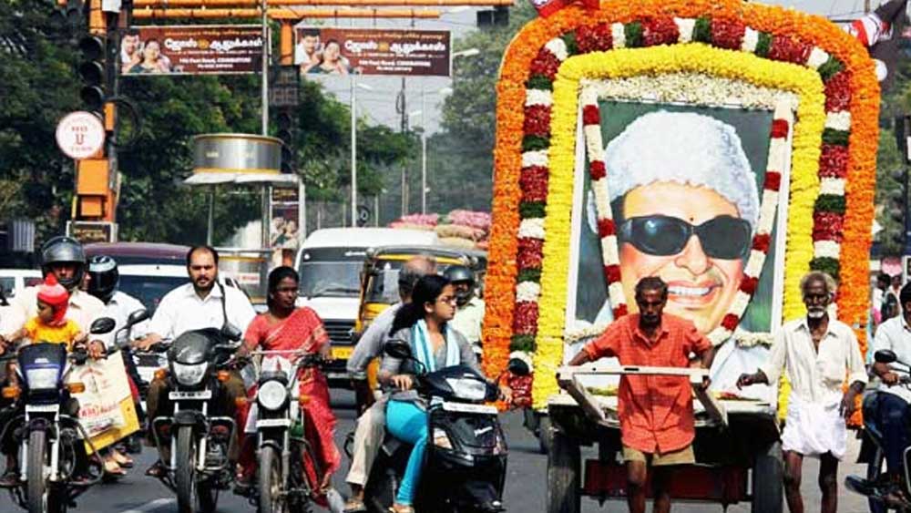 কখনও কখনও ভক্তদের ভিড়ের মধ্যে থেকেই উঠে আসে প্রতিভার ঝাঁক। কেউ আবার তাঁর প্রিয় অভিনেতাদের মতোই দেখতে হন। ধীরে ধীরে তাঁদেরই হাবভাব অনুসরণ করতে শুরু করেন তাঁরা। পরে ছোট মঞ্চের অভিনেতা হয়েই সারাজীবন কাটে।