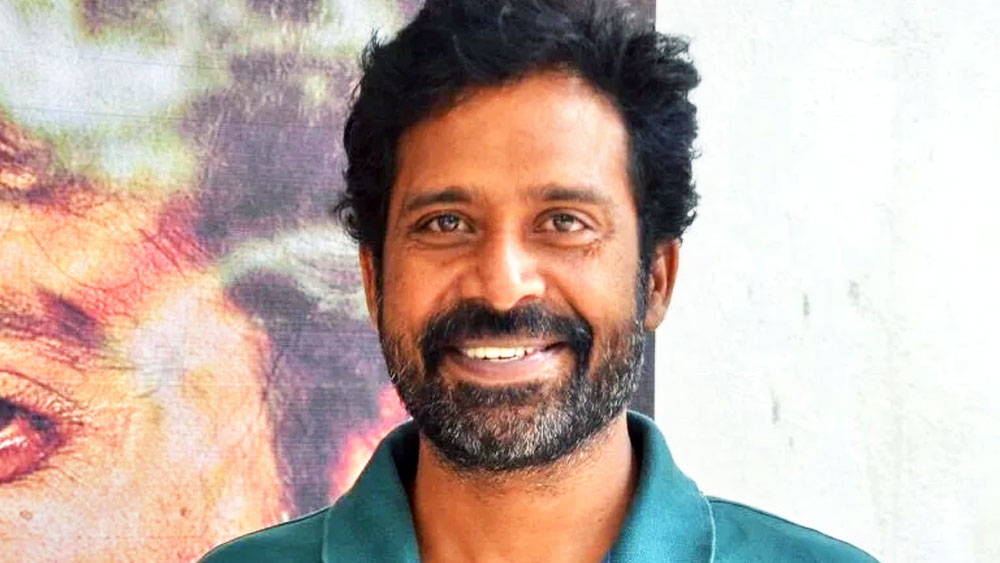 সোমসুন্দরম ‘রজনী সোম’ নামে পরিচিত। দেখতেও ছিলেন রজনীকান্তের মতোই। ১২ বছর বয়স থেকে রজনীকান্তকে দেবতাজ্ঞানে পুজো করত। এমনকি, ‘বাশা’ ছবিতে রজনীকান্তকে অটোচালকের ভূমিকায় অভিনয় করতে দেখে সোমও সিদ্ধান্ত নেন, ভবিষ্যতে অটো চালিয়েই তিনি জীবিকা নির্বাহ করবেন।