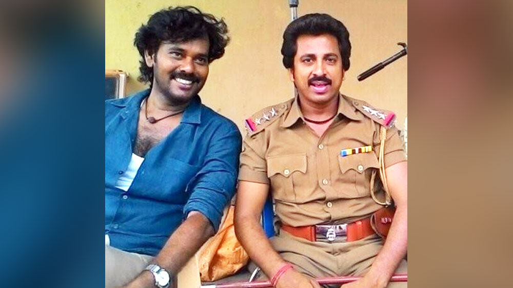 কথিরের বাবা-মা কারখানায় কাজ করতেন। কিন্তু কমল হাসনকে নকল করে ছেলে অভিনয় জগতের সঙ্গে যুক্ত হোক, চাইতেন না তাঁরা। তবুও সব বাধা অগ্রাহ্য করে ৩০ বছর ধরে মঞ্চে অনুষ্ঠান করে চলেছেন কাথির। বিভিন্ন উৎসবের দিনে তিনি দক্ষিণ ভারতের নানা জায়গায় অনুষ্ঠান করেন।