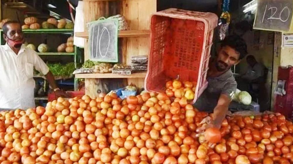 করোনাকালে কাজ না পাওয়ায় শাক-সব্জিও বিক্রি করতে হয়েছে তাঁকে। দু’বেলার খাবার জোগাড় করতে গিয়ে কখনও রেশনের দোকানে কাজ করেন, আবার কখনও কাজ থাকে না তাঁর।
