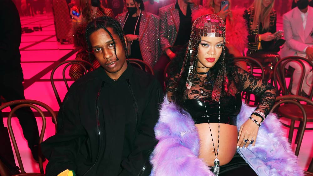 আজকাল অবশ্য রিহানা এবং এস্যাপের সঙ্গে পাল্লা দিয়ে শিরোনাম কাড়ছে তাঁদের শিশুসন্তান। সন্তানের জন্মের পর লস অ্যাঞ্জেলেসের বাড়িতেই বিশ্রাম নিচ্ছেন রিহানা— আপাতত এই খবরের পাশাপাশি খুদের সম্পত্তি নিয়েও উৎসাহ কম নয় অনেকের।