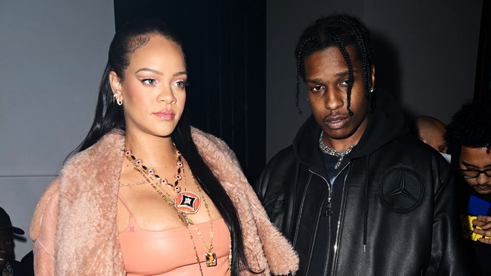 অনেকে আবার দাবি করেছেন, তারকা যুগলের সন্তানের নামের আদ্যক্ষর হবে ‘আর’ দিয়ে। তবে এই হুজুগে সদ্যোজাতর মা-বাবার প্রেমকাহিনি নিয়েও উৎসাহী হয়ে পড়েছেন অনেকে।