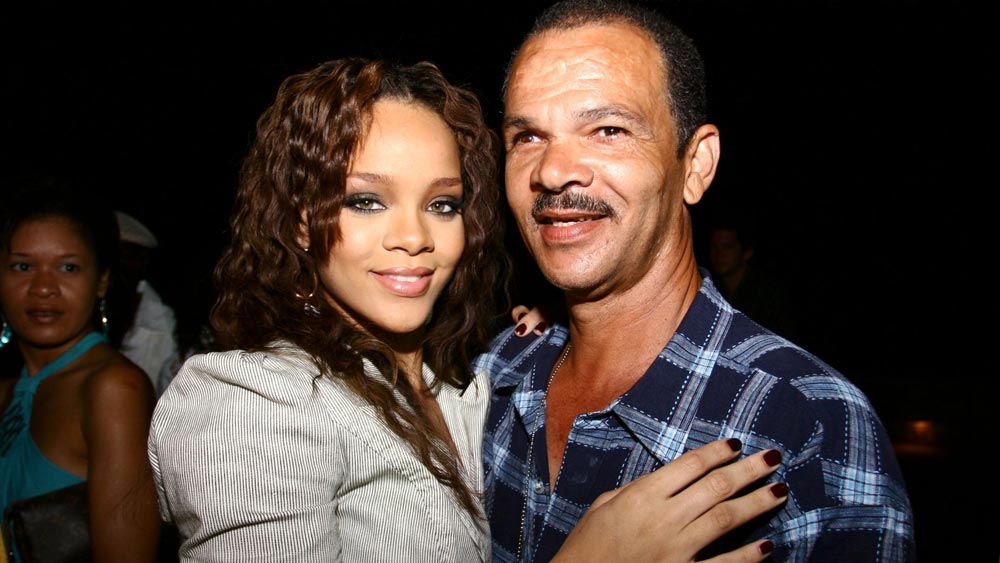 গায়িকা হিসেবে আমেরিকায় খ্যাতি অর্জন করলেও রবিন রিহানা ফেন্টি যে আদতে বার্বাডোজের মেয়ে, তা যেন বোঝা যায় তাঁর ছেলের নামে— এমনতর কথাও নাকি শোনা যাচ্ছে। 