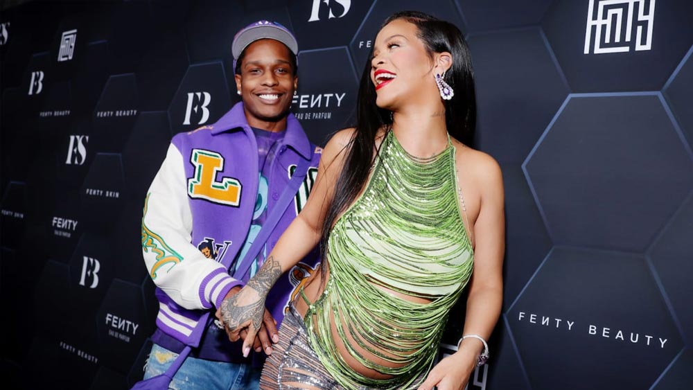 রিহানার ঘনিষ্ঠ মহলের খবরাখবর রাখেন এমন এক সূত্রের অবশ্য দাবি, মা-বাবার জন্মগত পরিচয়ের ঝলক দেখা যেতে পারে তাঁদের ছেলের নামে। 