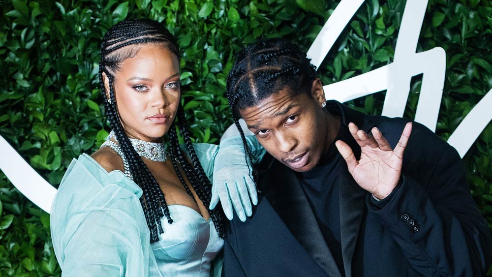 অনুরাগীরাও পিছিয়ে নেই। রিহানা এবং তাঁর বয়ফ্রেন্ড এস্যাপ রকির ছেলের নাম কী হওয়া উচিত? প্রশ্ন তুলেছেন অনেকেই। এর জবাবে নিজেরাই মাথা নেড়ে মতামত দিয়েছেন। অনেকে আবার রিহানা এবং এস্যাপের সম্পত্তি নিয়ে হিসাবনিকাশ করতে বসে গিয়েছেন। মা-বাবার সম্পত্তি মিলিয়েই তো পুরোটার মালিক এখন তাঁদের ফুটফুটে ছানা! কত সম্পত্তির মালিক সে?