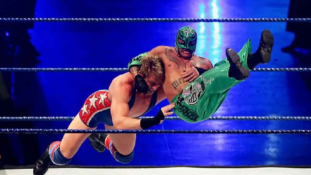 বয়স একটু বাড়লে প্রশ্ন ওঠে, সত্যিই সত্যিই মারামারি হয়? না কি, খালি হাওয়ায় হাত নাড়িয়ে এবং ক্যামেরার নিপুণতায় মিথ্যে মারামারিকে সত্যি বলে চালানো হয়? 