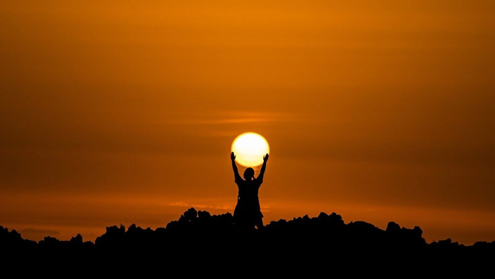 পরবর্তী ধাপে অর্থাৎ টাইপ-২ সভ্যতার প্রাণীরা নিজেদের নক্ষত্রের সমস্ত শক্তিকে কাজে লাগাতে পারে। এই সভ্যতার মানুষেরা নক্ষত্রের আলো শক্তিতে রূপান্তরিত করার পাশাপাশি সমস্ত নক্ষত্রকেই নিয়ন্ত্রণ করতে পারে।