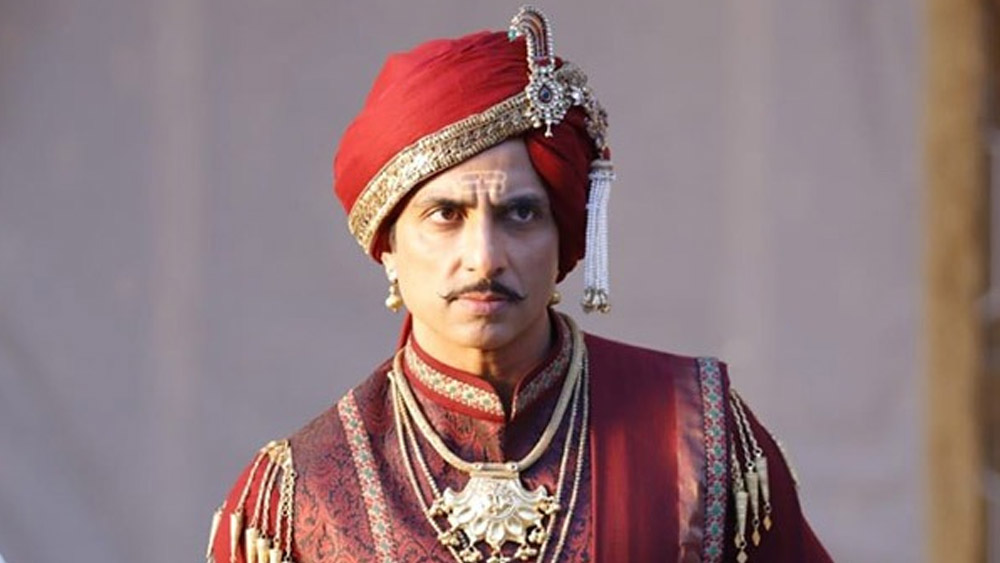 এমনই এক ঘটনা ঘটে ‘মণিকর্ণিকা’ সিনেমা শ্যুট করার সময়। ‘সদাশিব’-এর চরিত্রে অভিনয় করতে শুরু করেছিলেন অভিনেতা সোনু সুদ। কিন্তু একই সঙ্গে তিনি ‘সিম্বা’ ছবিতেও অভিনয় করছিলেন, যেখানে তাঁকে লম্বা দাড়ি রাখতে হত। ‘মণিকর্ণিকা’য় এক যোদ্ধার ভূমিকায় অভিনয় করলে সেই মুখের আদল মানাত না।