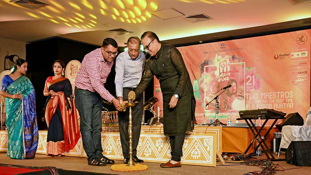 মঞ্চে প্রদীপ জ্বেলে অনুষ্ঠানের উদ্বোধন করলেন পিডব্লিউসি-র অ্যাডভাইজরি লিডার ও বেঙ্গল চেম্বারের ভাইস প্রেসিডেন্ট অর্ণব বসু, টলিগঞ্জ ক্লাবের প্রেসিডেন্ট জয়দীপ দত্ত গুপ্ত এবং বেঙ্গল চেম্বারের ফিল্মস, মিউজিক এবং এন্টারটেইনমেন্ট কমিটির চেয়ারপার্সন তথা বিশিষ্ট চিত্র পরিচালক অরিন্দম শীল।