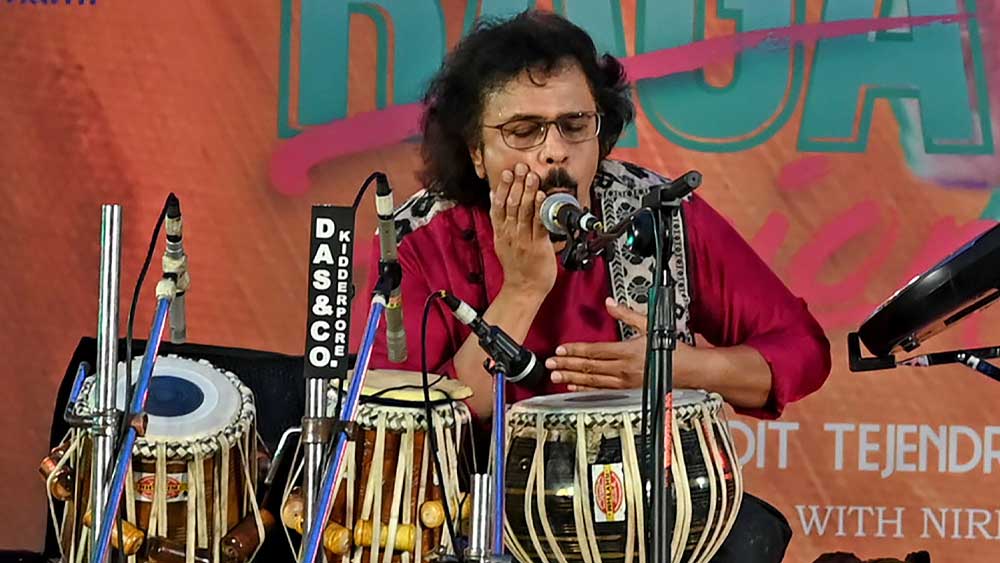 অনুষ্ঠানের মধ্যেই যেন হঠাৎ তাল বদলালেন বিক্রম ঘোষ। সত্যজিত মুখোপাধ্যায়ের সঙ্গে স্বভাবসিদ্ধ ভঙ্গিতেই তালে তালে গাল ও বুক বাজিয়ে মুহূর্তে বদলে দিলেন অনুষ্ঠানের ছন্দ। মন্ত্রমুগ্ধের মতো তা শুনলেন দর্শক। তাল মেলালেন তেজেন্দ্রনারায়ণ মজুমদারও। হাততালিতে ফেটে পড়ল গোটা হল। 