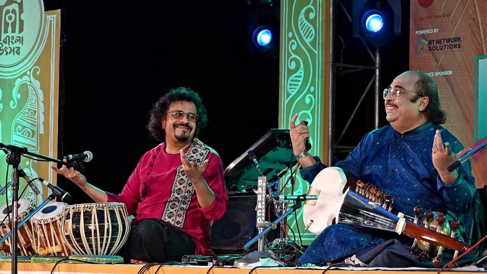 অনুষ্ঠান শুরুর আগেই বিক্রম ঘোষ বললেন তেজেন্দ্রনারায়ণ মজুমদারের সঙ্গে তাঁর দীর্ঘ সম্পর্কের কথা। তাঁদের এই জুটি প্রায় হাজারের কাছাকাছি অনুষ্ঠান করেছে। অথচ সেগুলির একটিও ফিউশন নয়। কলকাতা প্রথমবারের জন্য সাক্ষী রইল এমন ধরনের এক অনুষ্ঠানের। অনুষ্ঠান শুরু হল কালবতী রাগে।