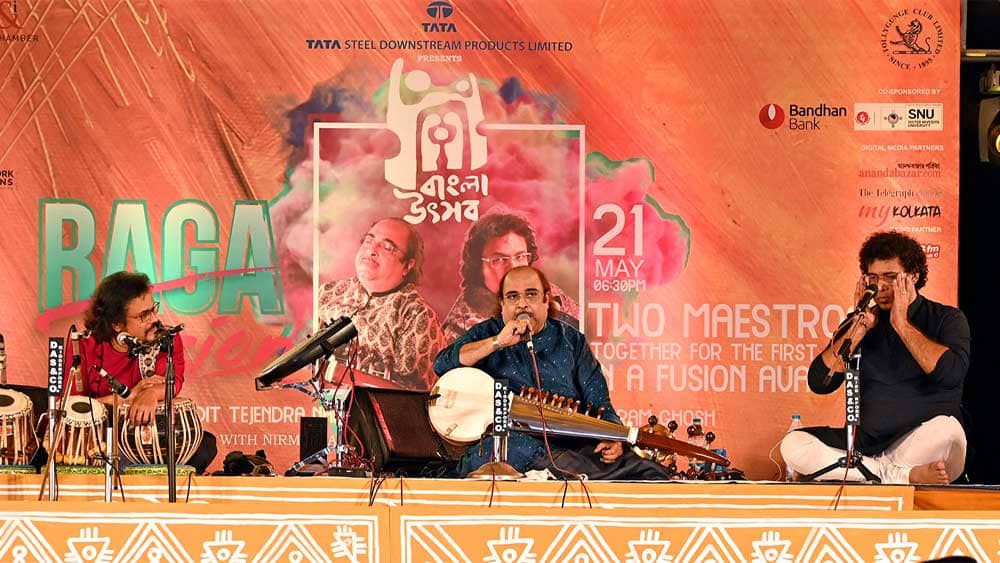 শনিবারের সন্ধ্যায় কলকাতা ভাসল সুরের মুর্ছনায়। বিক্রম ঘোষ ও তেজেন্দ্রনারায়ণ মজুমদারের যুগলবন্দিতে সুরের নেশায় বুঁদ হয়ে রইল শহরবাসী। গোটা শহর যখন বৃষ্টিস্নাত, সেই সময় টলিগঞ্জ ক্লাবে তবলা ও সরোদের ফিউশনে এক অনন্য অনুষ্ঠানের সাক্ষী থাকল তিলোত্তমা।