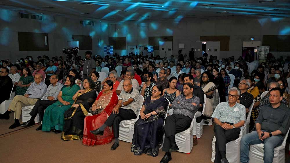  বৃষ্টিস্নাত সন্ধ্যায় এসি শামিয়ানায় যখন শাস্ত্রীয় সুরে মজে রয়েছে দর্শক, ঠিক সেই সময়েই বিক্রম ঘোষ ও তেজেন্দ্রনারায়ণ মজুমদার উপস্থাপন করলেন বর্ষার রাগ — ‘মিয়াঁ কি মলহার’। যে রাগে উঠে এল বৃষ্টির রাজকীয় স্বভাব। এর পরে একে একে মঞ্চস্থ হল রাজস্থানী লোক রাগ, রাগ কিরওয়ানি,  আরও কত কি!