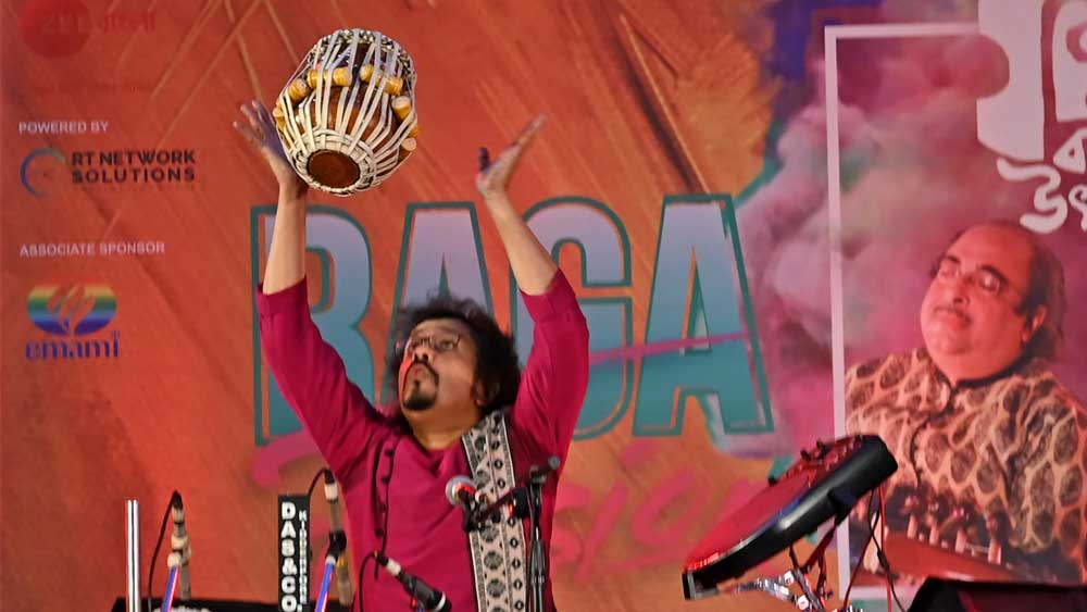  অনুষ্ঠান সমাপ্ত হল আরও এক সুরেলা রাগ, সিন্ধু ভৈরবী দিয়ে। বিক্রম ঘোষ জানালেন, এই রাগ এখনও পর্যন্ত তৈরি হওয়া সব থেকে সুন্দর একটি রাগ। যা সাধারণত ভোরের আকাশে আলো ফোটার সময়ে বাজানো হয়ে থাকে। অথচ এই অনুষ্ঠানের সঙ্গে এটি যেন সুন্দরভাবে মিশে গিয়েছে।