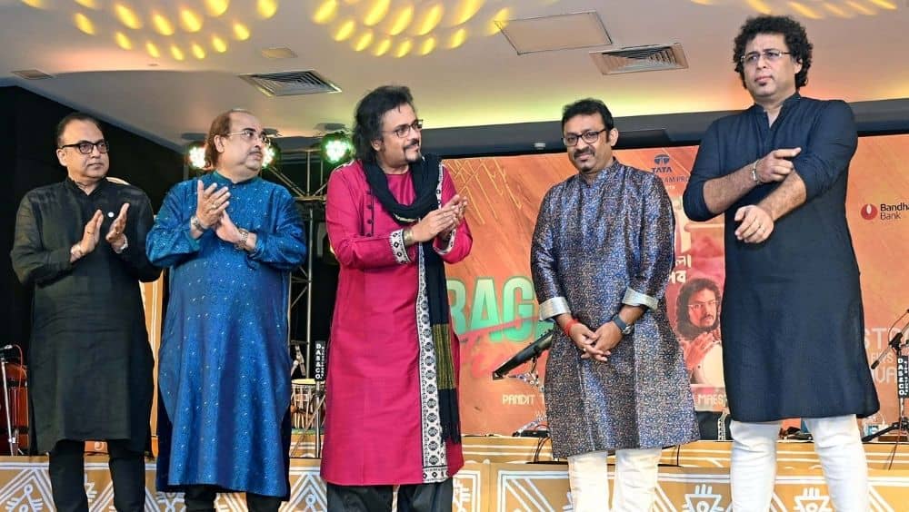 এর পর একে একে মঞ্চে ডেকে নিলেন বিক্রম ঘোষ, তেজেন্দ্রনারায়ণ মজুমদারকে। ড্রামে সঙ্গত দিলেন সত্যজিত মুখোপাধ্যায়, কিবোর্ডে পুলক সরকার। গোটা অনুষ্ঠানটিকে কণ্ঠের জাদুতে বেঁধে রাখলেন নির্মাল্য রায়।