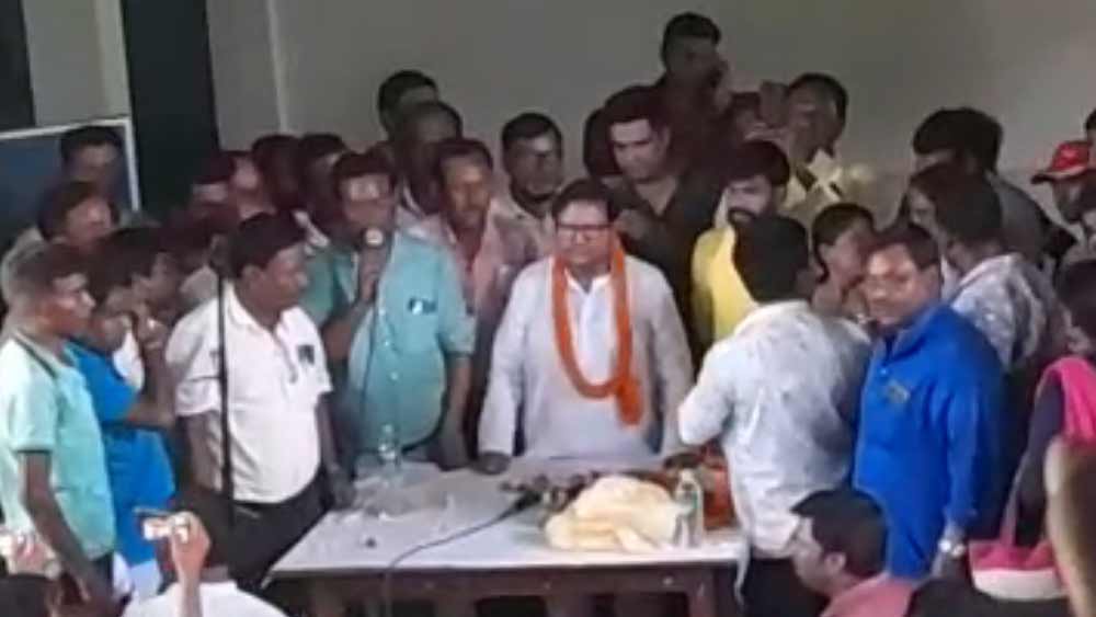 পরেশচন্দ্র অধিকারীকে সংবর্ধনা দলীয় কর্মীদের।