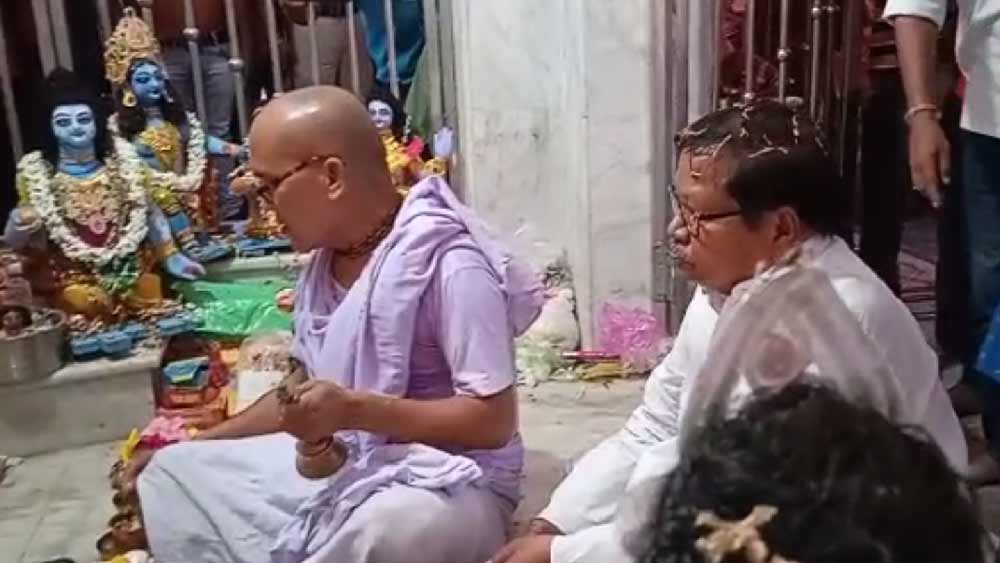 হলদিবাড়ির দুর্গামন্দিরে পুজো পরেশচন্দ্র অধিকারীর।