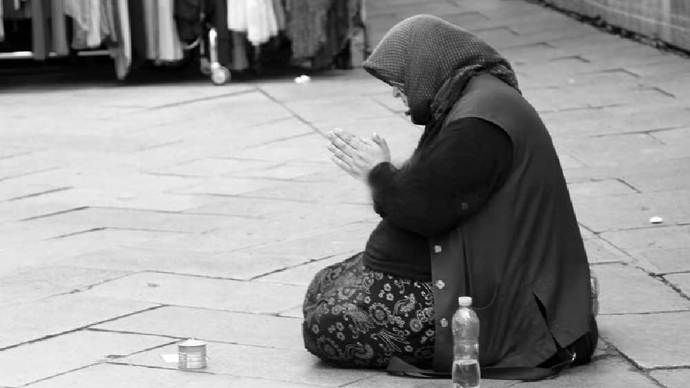 ১৯৪২ সাল। দ্বিতীয় বিশ্বযুদ্ধের আবহে বিধ্বস্ত ইটালির মিলান শহর। নিজের চতুর্থ সন্তানের সঙ্গে রাস্তায় রাস্তায় দিন কাটাচ্ছিলেন বিধবা গ্রাজিয়া রোকো। চতুর্থ সন্তানের জন্মের পাঁচ মাস আগেই মারা গিয়েছেন স্বামী। ছেলেকে খাওয়ানোর মতো ন্যূনতম অর্থটুকুও তাঁর হাতে নেই।