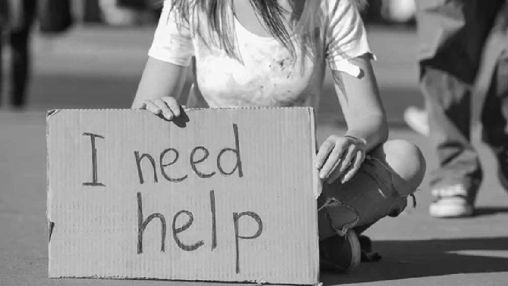 গ্রাজিয়া কারখানায় কাজ করে যা আয় করতেন, তাতে দু’বেলা দু’মুঠো খাবারও ঠিক করে জুটত না। তাই তিনি সিদ্ধান্ত নেন, ছেলেকে বাঁচাতে রেখে আসবেন অনাথ আশ্রমে।