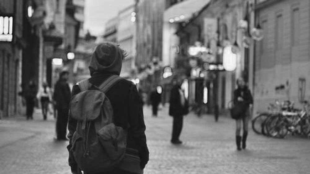 রোজগারের তাগিদে একটি লোহার দোকানে কাজ শুরু করেন লিওনার্দো। কিছু বাড়তি রোজগারের জন্য তিনি সহকর্মীদের জন্য দুপুরের খাবার এনে দিতেন।